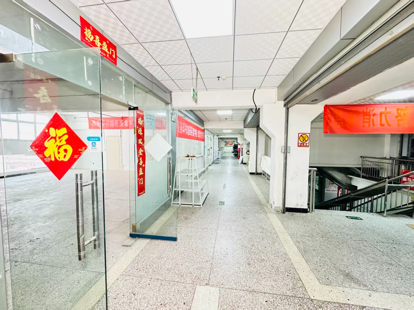 洛阳宏进农副产品国际物流中心灵活办公空间，满足企业不同发展阶段需求 ✨ 商业配套完善，助力企业快速成长 ✨ AI产业资源链接，共建创新生态 ✨ 办公、展示、运营一体化空间  现在入驻，抢占AI产业发展新赛道！